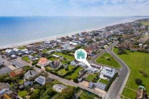 Seaside detached 4bd home nr shops Parking Garden