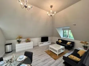 New! Modern Elegant 2-Bed Apartment, free parking - 亨顿