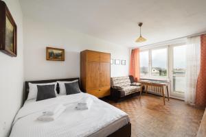 Old Town 3-Bedroom Apartment by BookingHost