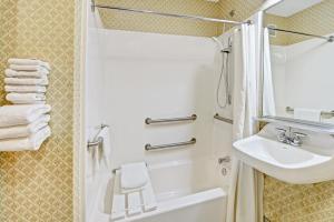Deluxe Suite - Disability Access/Non-Smoking room in Baymont by Wyndham Indianapolis