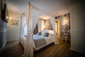 Deluxe Double Room with Canopy Bed room in Hotel Ca' D'Oro