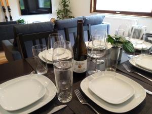 Appartement de Luxe avec Jacuzzi, Vue Montagne et Jardin