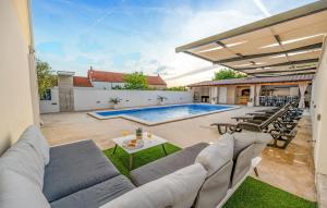 Gorgeous Home In Nadin With Wifi