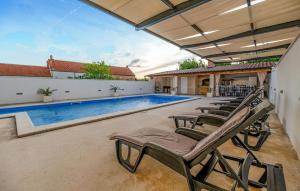 Gorgeous Home In Nadin With Wifi