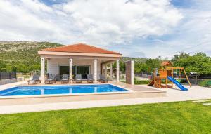 Cozy Home In Primorski Dolac With Wifi