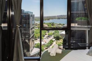 Modern 2b2b Apt -2 king bed-2 parking-UC-Westfield