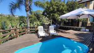 A90 - Casa com piscina e linda vista - centro de Bombinhas