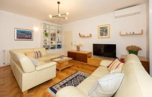 Beautiful Home In Makarska With Kitchen 