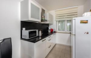 2 Bedroom Stunning Apartment In Crikvenica 