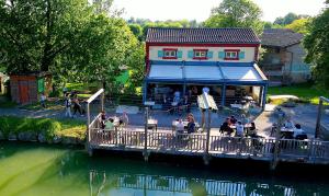 Chalets Une bouteille au canal : photos des chambres