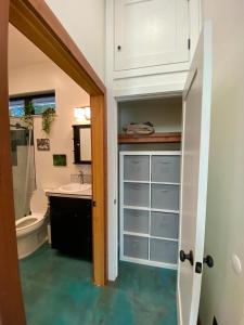 Modern home in country setting, close to town