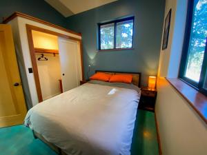 Modern home in country setting, close to town