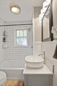 Bohemian Bungalow Pac-Man, walk downtown, pet friendly