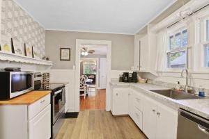 Bohemian Bungalow Pac-Man, walk downtown, pet friendly