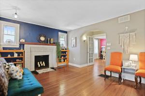 Bohemian Bungalow Pac-Man, walk downtown, pet friendly