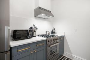 The Adaline #3 - Upscale Hyde Park Apt, First Floor