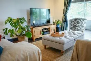 2 Bedroom Cottage with Spectacular Views of Snowdonia and Anglesey - 班戈