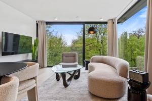 Stylish Downtown Escape with Comforts