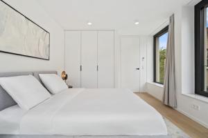 Stylish Downtown Escape with Comforts