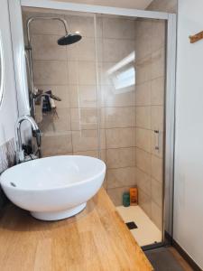 Sejours chez l'habitant Chambre St Saturnin petit dejeuner compris : photos des chambres