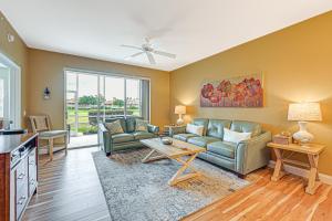 Naples Resort Townhome with Screened Patio!