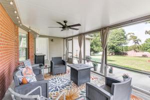 Crestview Family Home Screened Porch and Games!