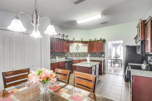 Crestview Family Home Screened Porch and Games!