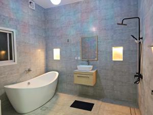 شقة أرضية واسعة بحمام واسع ومدخل خاص