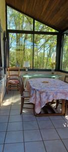 Maisons de vacances Maison au calme avec vue splendide dans la vallee du Cele : photos des chambres