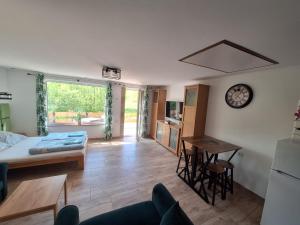 Apartament z tarasem nad strumykiem