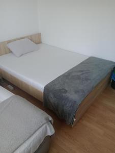 Hostel Florentin Camere Bai Comune acces bucatarie Cheap private rooms shared bathrooms kittchen laundry machine access Netflix