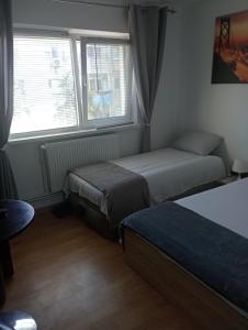 Hostel Florentin Camere Bai Comune acces bucatarie Cheap private rooms shared bathrooms kittchen laundry machine access Netflix