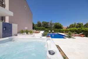 Villa Pino with Pool, Sauna & Jacuzzi 2