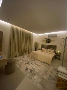 Upscale modern apartment شقة راقية أمام محطة الميترو