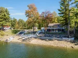 Lakefront Luxury with Private Beach, Sleeps 14 - Gladwin