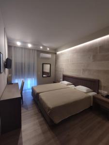 Deluxe Double Room with Balcony and Sea View room in Plaza Hotel