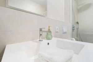 Brand new studio in center- CD7