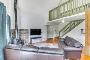 Massive Cabin with Game Room, 1 Mi to Bear Lake