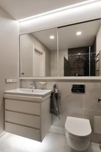 Modern 2-bdrm Centre apartment