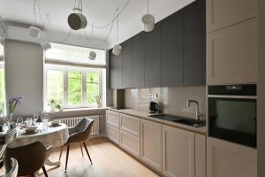 Modern 2-bdrm Centre apartment