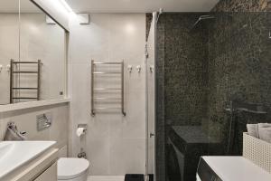 Modern 2-bdrm Centre apartment