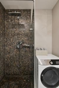 Modern 2-bdrm Centre apartment