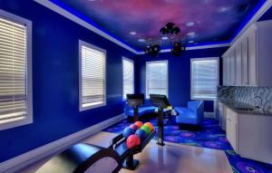 All Vacation Large Pool Home w-Cinema-Bowling Alley-Sleep 40