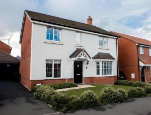 Spacious & Stylish 4-Bed House with Hot Tub in Prime Location