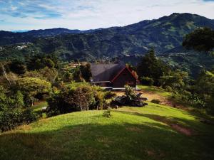 Casa Roble Cabaña romántica en la montaña de Costa Rica