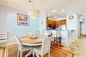 Spacious fourth-floor beachfront condo with pools, hot tub, fitness room