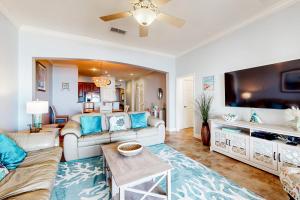 Spacious fourth-floor beachfront condo with pools, hot tub, fitness room