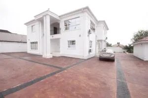 WHITE HOUSE B & B SERVICE APARTMENT - Ogba