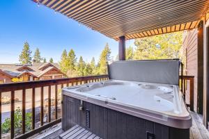 1 Mi to Lake Tahoe: Home w Hot Tub & Decks