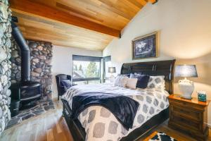 1 Mi to Lake Tahoe: Home w Hot Tub & Decks